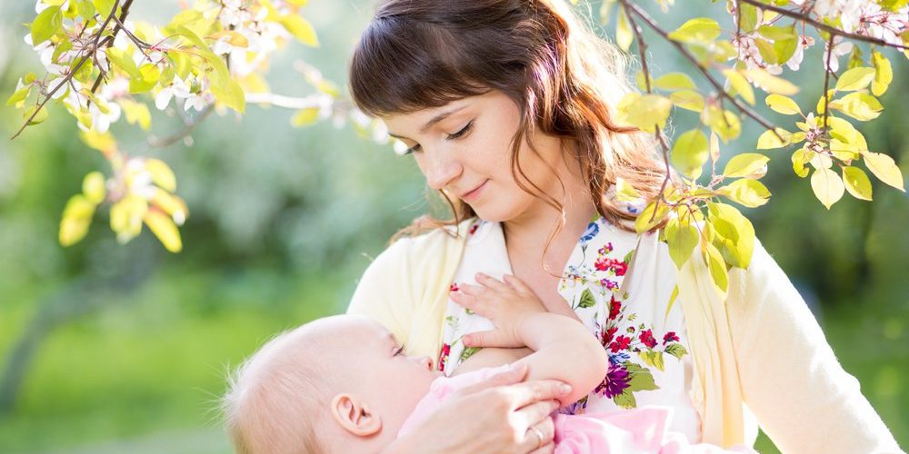 أطعمة يجب تجنبها للأم أثناء الرضاعة