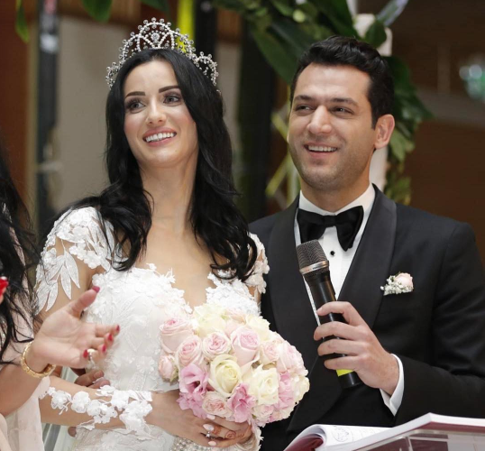 مراد يلدرم زوج إيمان الباني يغني الموجة
