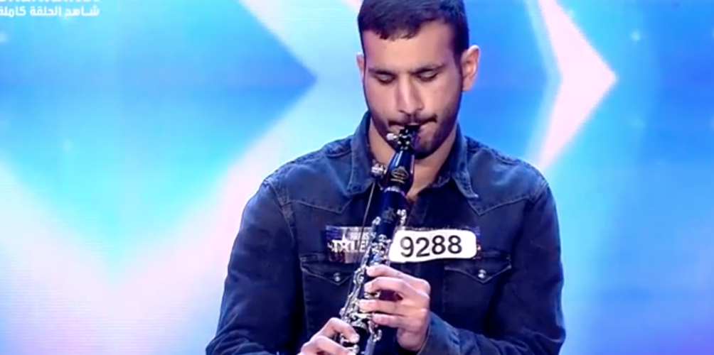 كفيف يبكي لجنة تحكيم Arabs got talent و يحضى بآخر باز دهبي لهدا الموسم
