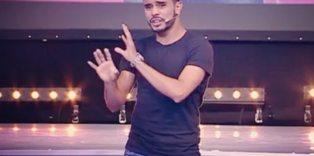 زهير زائر يقلد أغنية « 2 كلمات  » لإيهاب أمير..