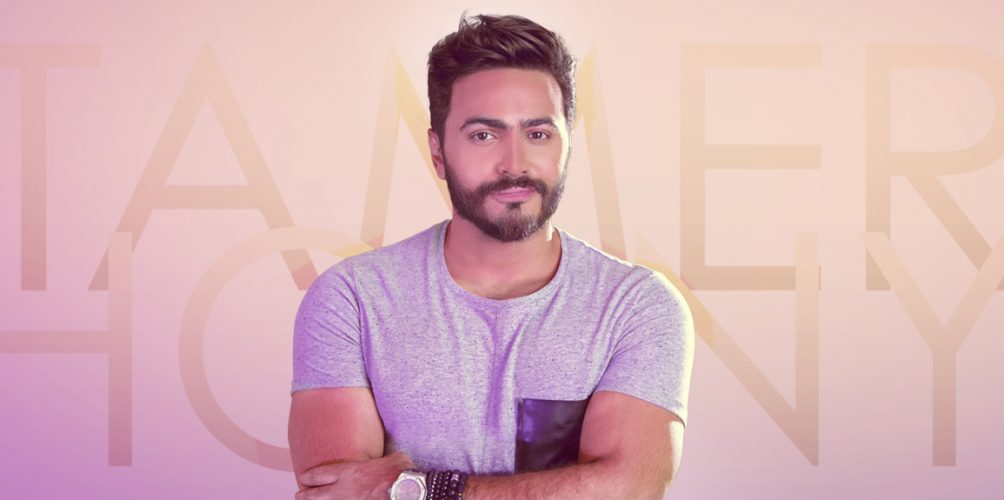 تامر حسني يغني رفقة أحد معجبيه من دوي الإحتياجات الخاصة