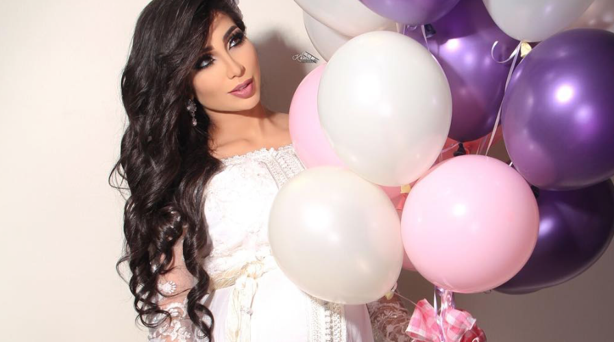 دنيا محتافلة مرة أخرى بالحمل صور من البيبي شاور.