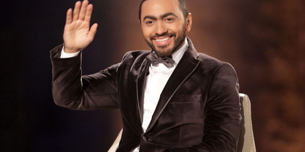 تامر حسني يقبل رأس سيدة مغربية