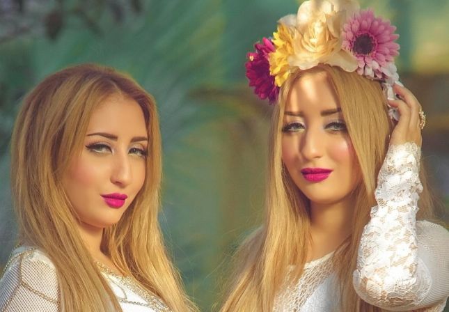 صورة صفاء و هناء مع الأب ديالهم