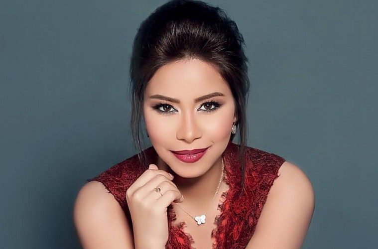 بالفيديو: شيرين تقبل يد ابنتها هناء على مسرح مهرجانات ضبية – لبنان