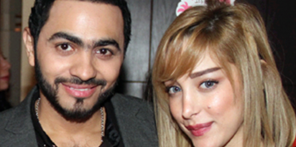 تامر حسني يعتدر من زوجته على الهواء