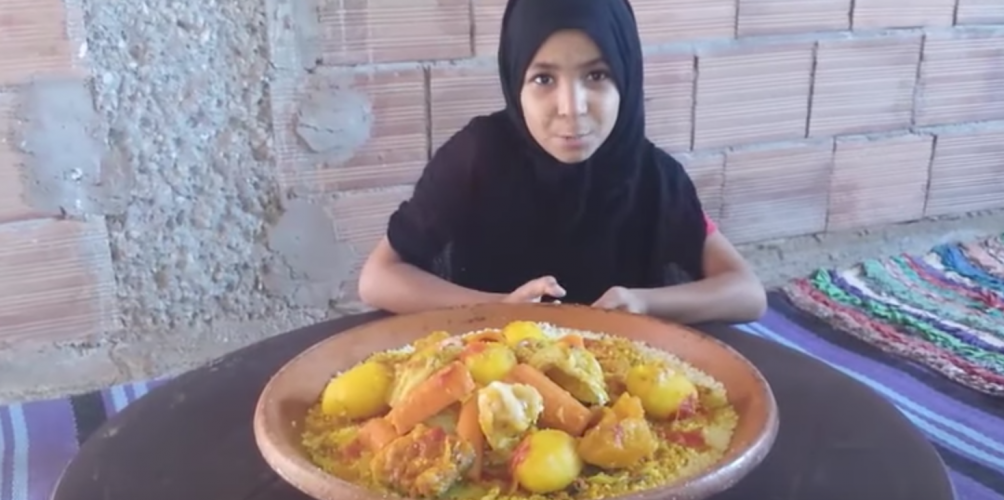 هبة الصبية تطهو الكسكس