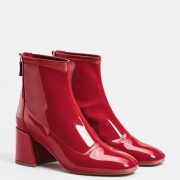 les bottes باللون الأحمر على الموضة خريف شتاء 2017