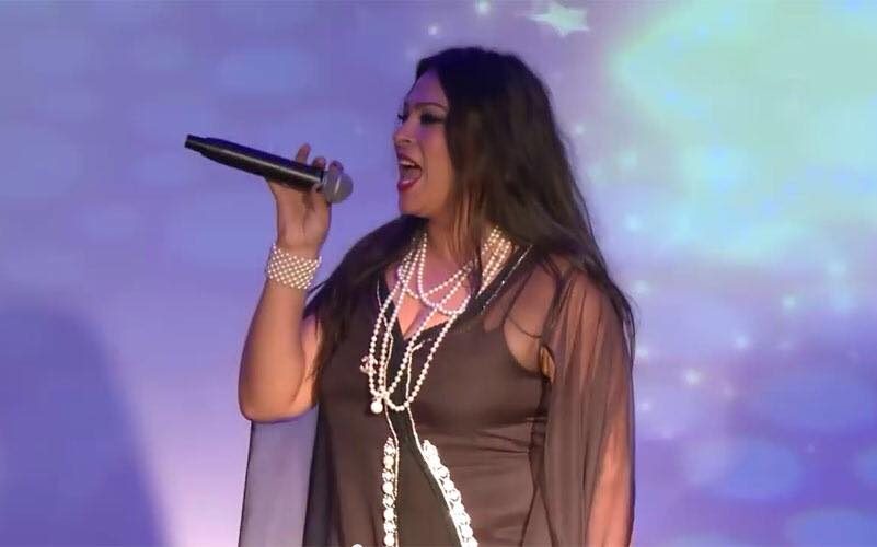 بالفيديو : سهام أسيف تغني و الجمهور ينتقدها