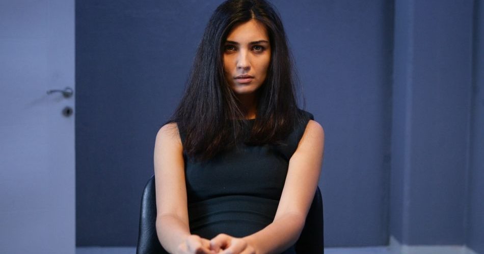 الفنانة التركية توبا تتخلى عن ابنتيها التوأم