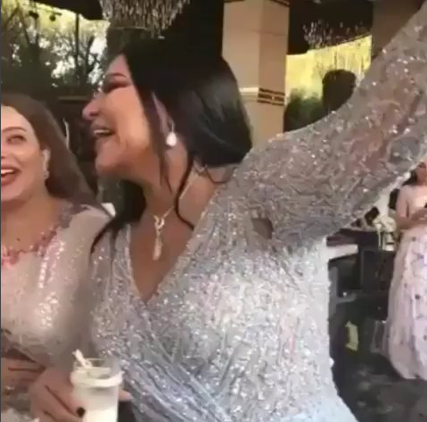 فيديو..الجمهور يسخر من أحلام بسبب ثقب في فستانها