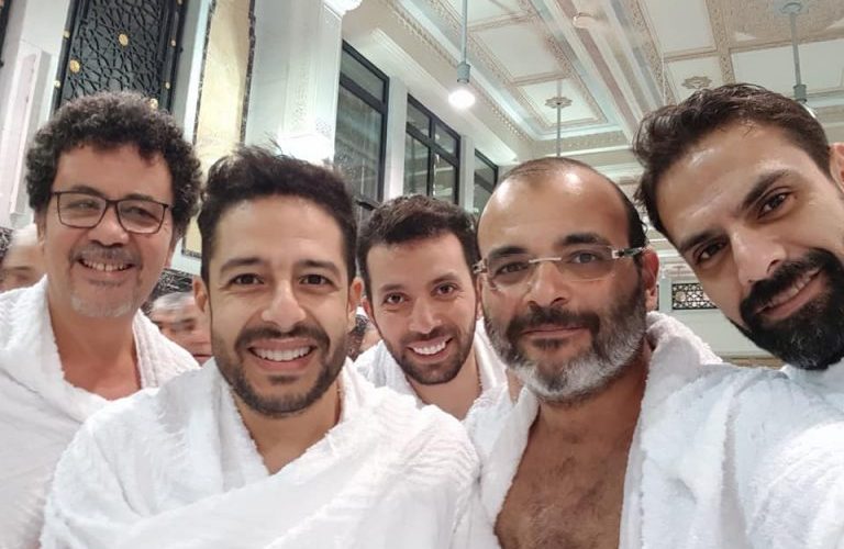 بالصور : النجم محمد حماقي يؤدي مناسك العمرة