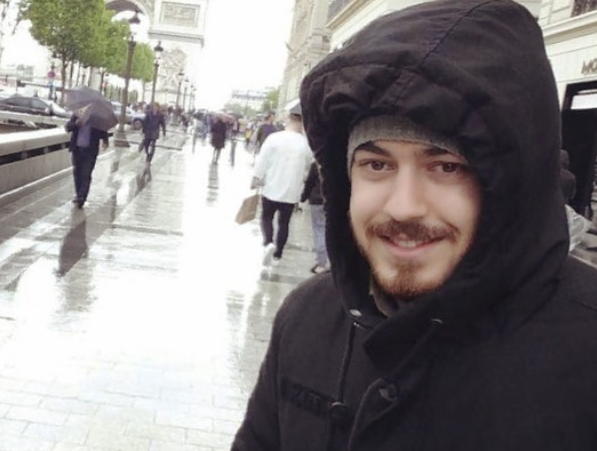 صورة: المقرئ خالد رياض يطل من باريس رفقة والدته