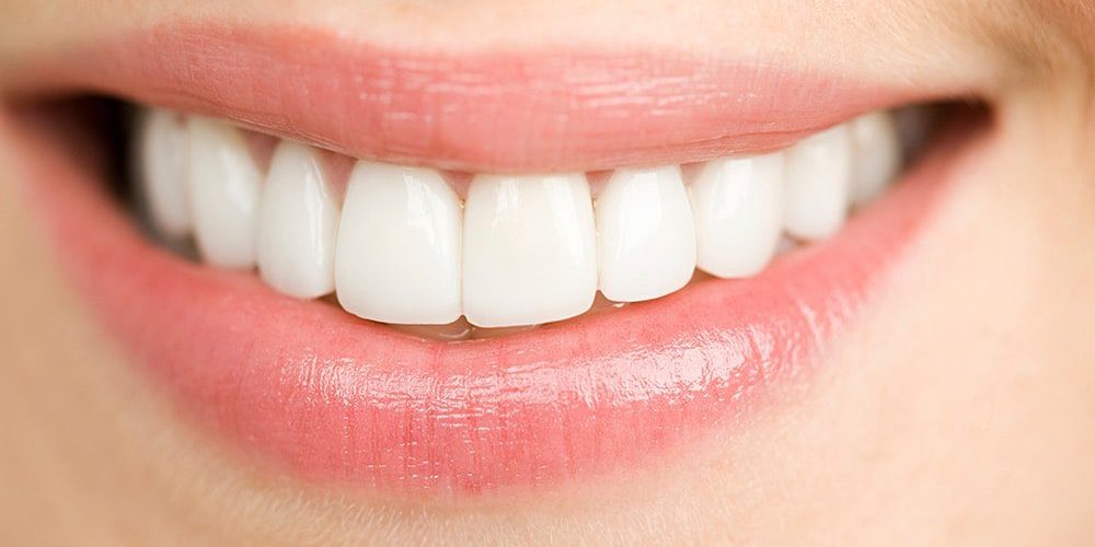قلة العناية بالأسنان ..من أسباب بياض اللسان