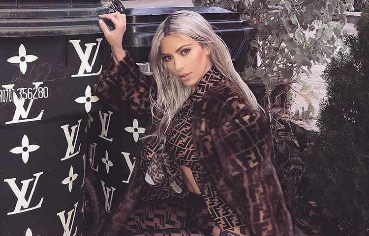كيم كارداشيان تنشر اول صورة لطفلتها من الام الحاضنة..فهل تشبهها؟