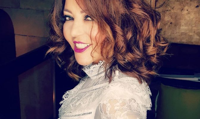 السفير الفرنسي يسلم سميرة سعيد درع « أيقونة الأناقة » بالعالم العربي