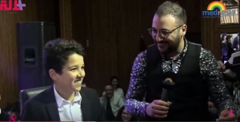 فيديو: كما لم تشاهدوه من قبل..حمزة لبيض يبدع في أدائه اللون الشعبي رفقة ايكو