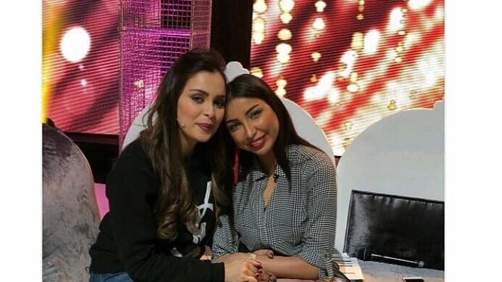 صورة..دنيا بطمة تطل من استوديو لالة لعروسة رفقة صفاء حبيركو