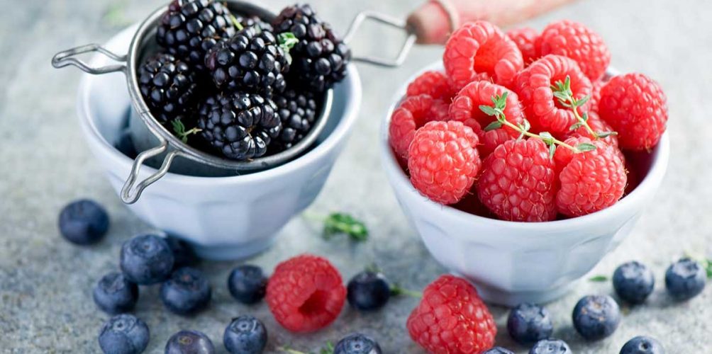 التوت والبيض.. أطعمة تخلصك من الدهون بسرعة