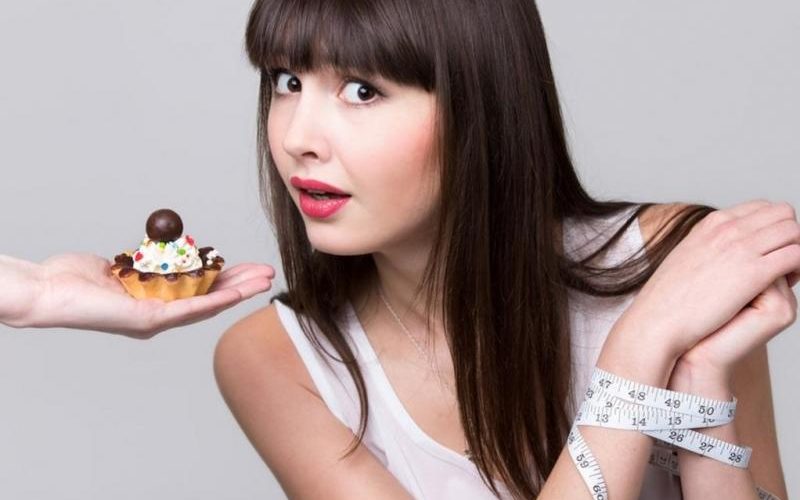 استمتعي بتناول الحلويات رغم اتباع الحمية
