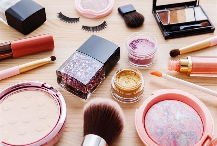 اغلقي  البودرة الماسكارا والآيلاينر بشكل محكم لتجنب البثور