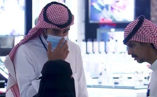 مؤثر .. ردة فعل المارة مع مسنة أبلغها الدكتور بإصابتها بمرض السرطان (فيديو)