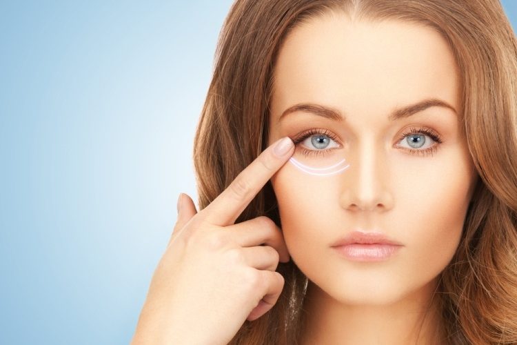 تخلصي من ترهل الجفون بماسك العسل وزيت جوز الهند…وصفة