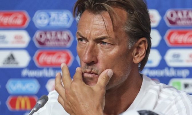هيرفي رونار يستسلم لدموعه بعد هزيمة المنتخب الوطني المغربي (فيديو)