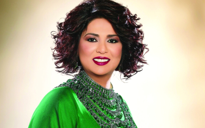 نوال الكويتية أول فنانة تقود السيارة في الرياض (فيديو)