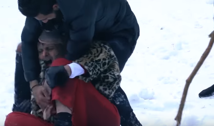 بعد اكتشاف مقلبه.. ضيف رامز جلال يضربه بالعصا في « رامز تحت الصفر » (فيديو)