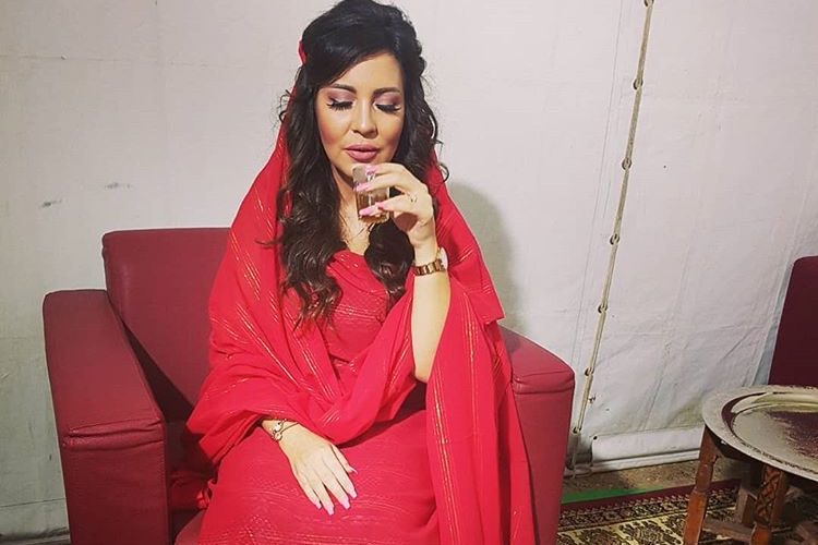 فاطمة الزهراء العروسي بالملحفة الصحراوية (صورة)