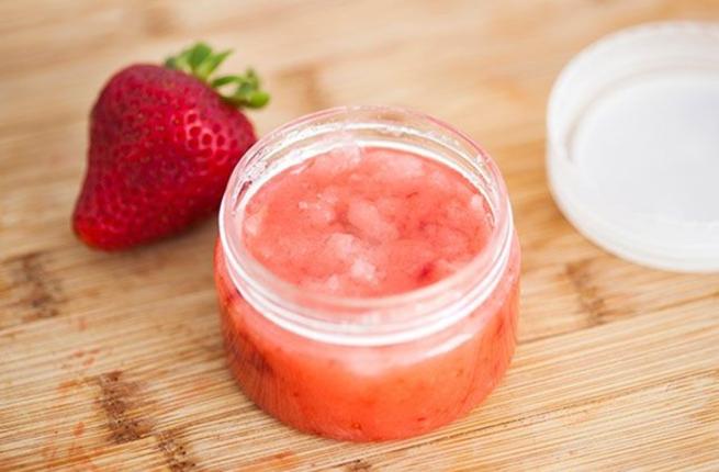 تمتعي ببشرة نظيفة مع مقشر الفراولة و القهوة …وصفة