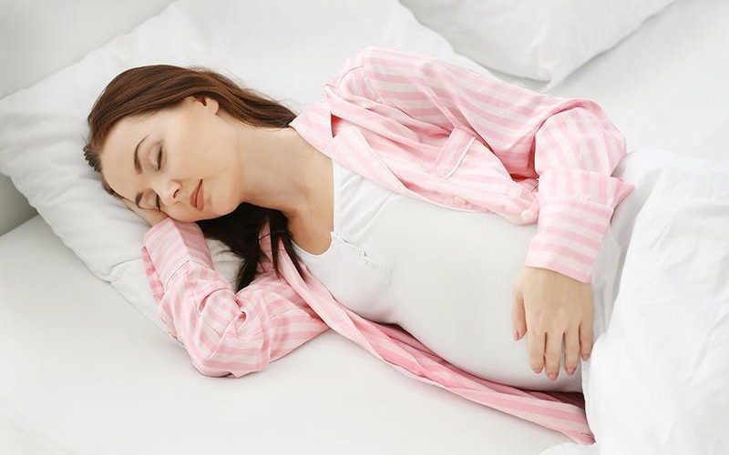 وضعيات النوم الأفضل للمرأة الحامل