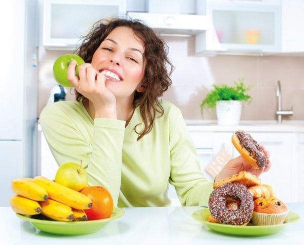 العلكة والتفاح سيساعدانك على مقاومة الجوع…3نصائح لتفادي الوجبات الخفيفة