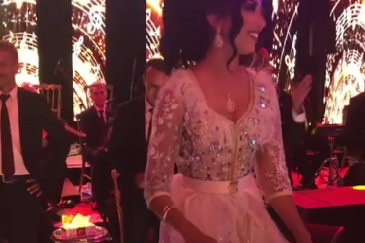 بالفيديو.. دنيا بطمة فوق « القعدة »