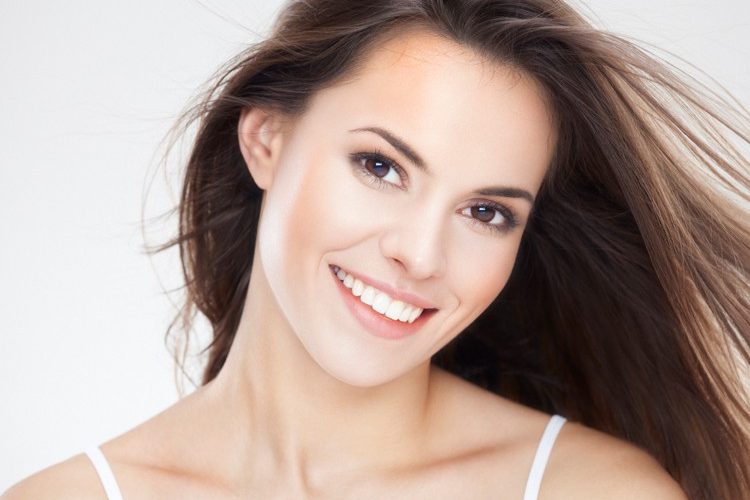 تقبلي بشرتك واعتمدي على لوك طبيعي…4نصائح تغنيك عن وضع المكياج