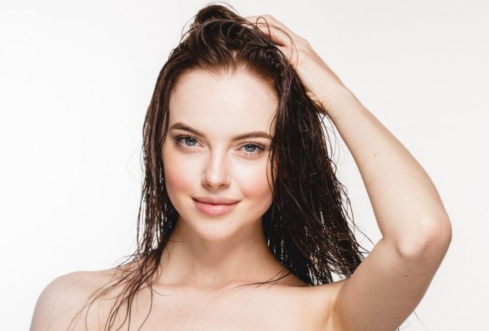 حيل بسيطة لتسريح الشعر بعد الحمام من دون حرارة
