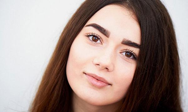 وصفة سهلة لتكثيف الحواجب و الرموش  …فيديو