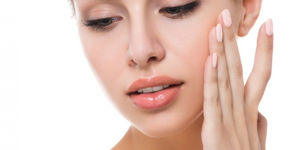 أطعمة يجب تجنبها للحفاظ على بشرة نضرة وصحية