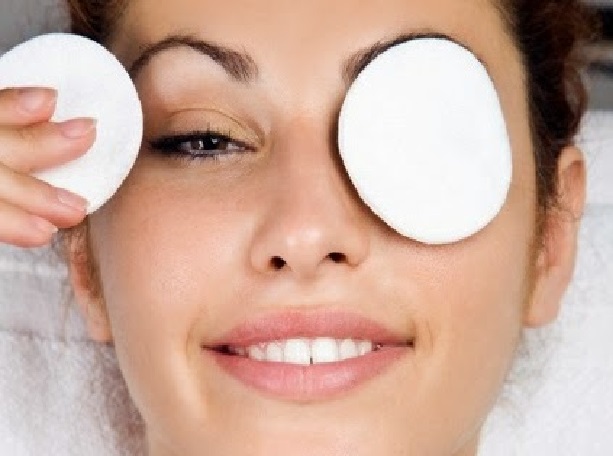 يخفف من آثار الهالات السوداء ماسك الموز