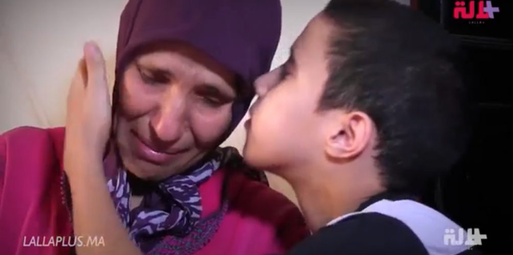 قصة مؤثرة.. أم كرست حياتها لطفلها بعد أن فقد رجليه (فيديو)
