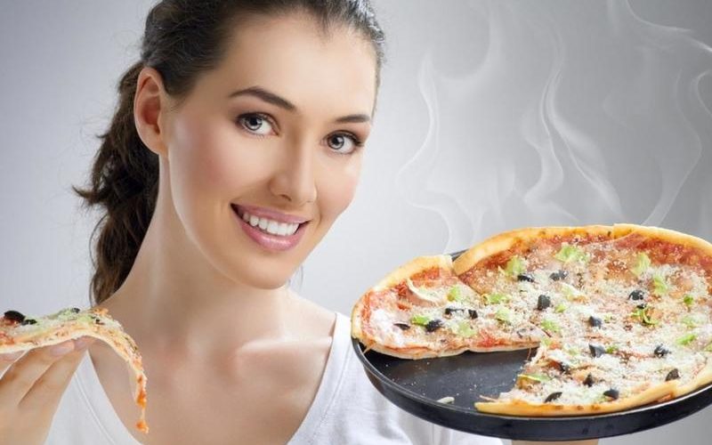 الكافيين /رقائق البطاطس/بيتزا/ ابتعدي عن هذه الأطعمة ليلا