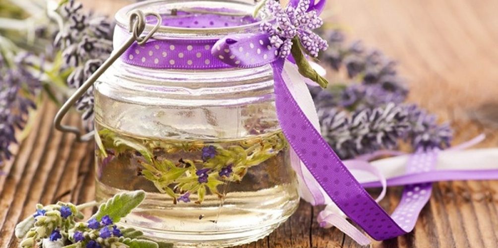 زيت الخزامة لتعطير و تنعيم الشعر …وصفة