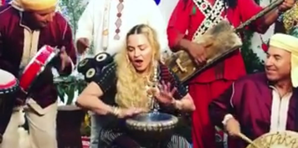 مادونا تسترجع ذكريات عيد ميلادها في مراكش وتنشر فيديو لها وهي تُطبِل مع فرقة « گناوة »