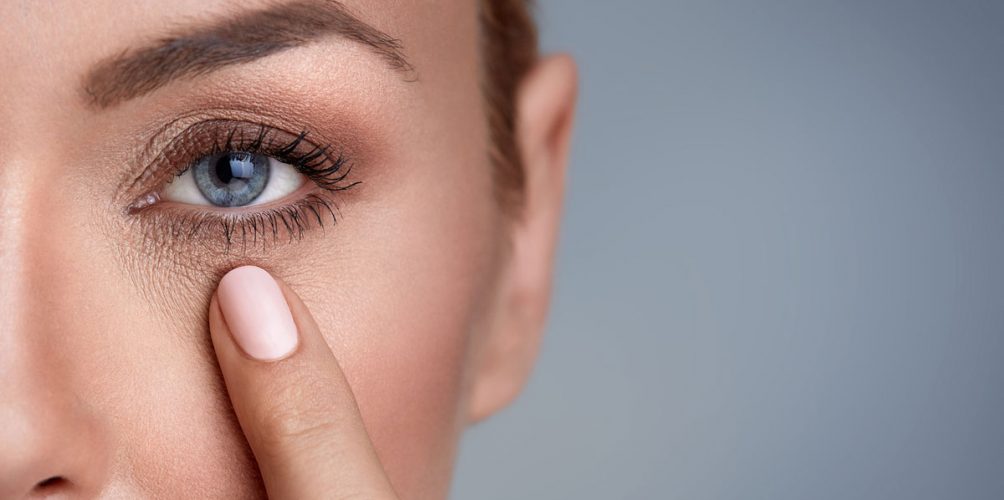 وصفة زيت اللوز لتخلص من السواد تحت العين