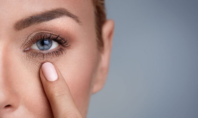 وصفة زيت اللوز لتخلص من السواد تحت العين