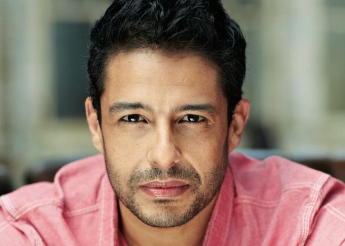 محمد حماقي يبكي فوق الخشبة بعد تأدية أغنيته « مابلاش » (فيديو )