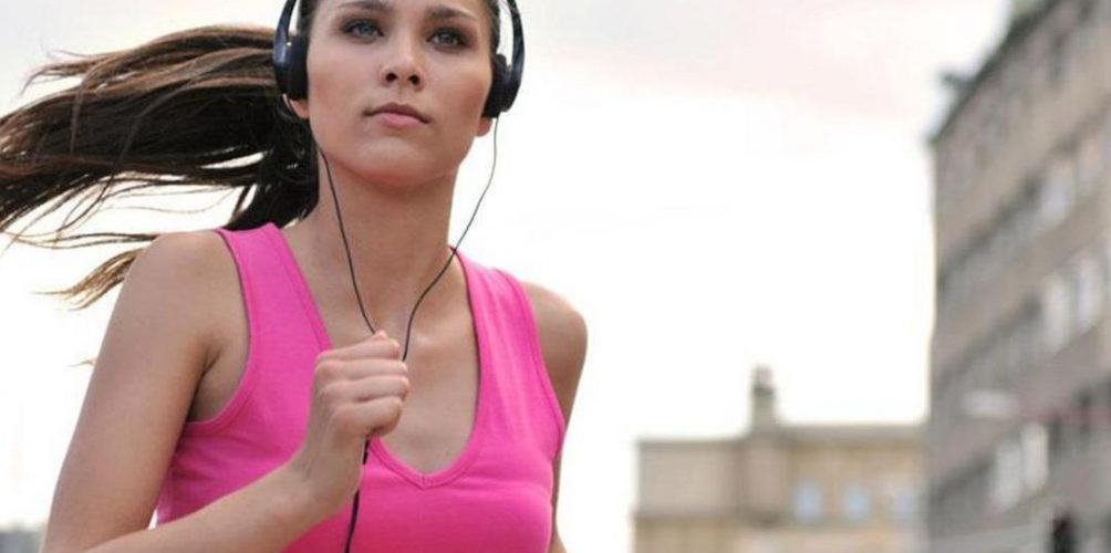 دراسة …الاستماع الى الموسيقى يجعلك تستمتعين بممارسة الرياضة