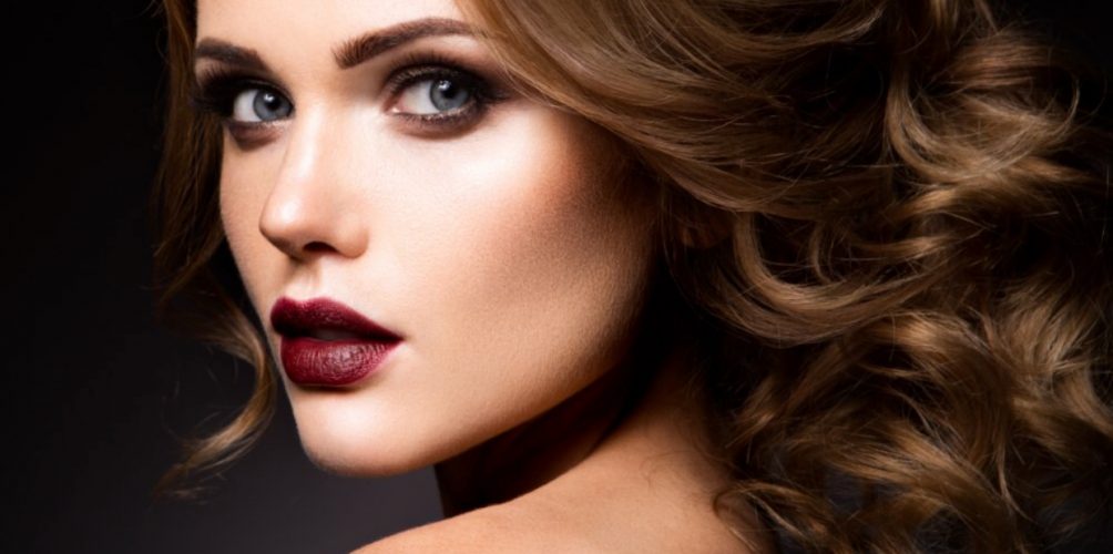 خبير تجميل يكشف عن جديد ألوان « الميكاب » وطرق علاج تساقط الشعر  