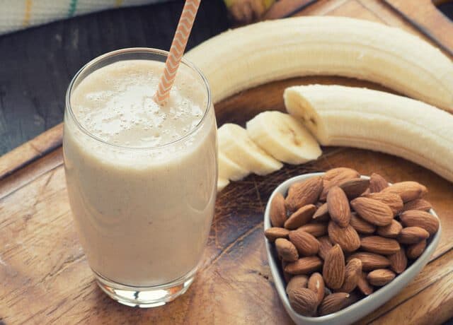 حليب اللوز والموز يحرقان الدهون.. اليك الوصفة!